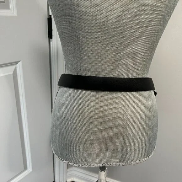 Black Faux Leather Women's Belt w Gold Double O Ring Closure Size M EUC - Picture 3 of 4